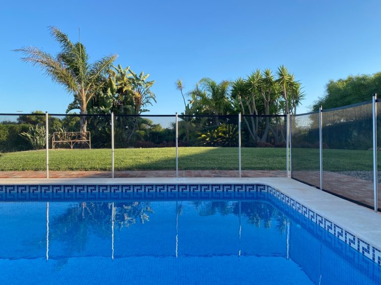 Choosing the Ideal Color for Your Pool Fence