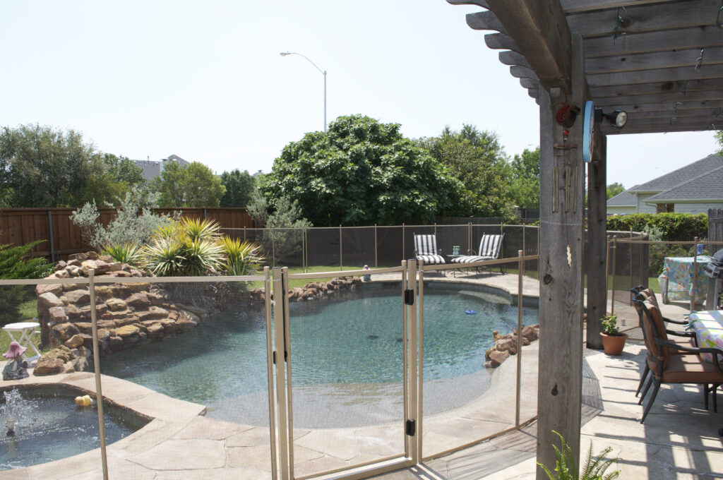 Average Cost of a Mesh Pool Fence