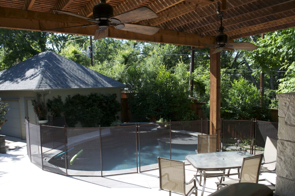 Secure child pool safety fence in Orlando, providing peace of mind for parents in Florida’s climate.